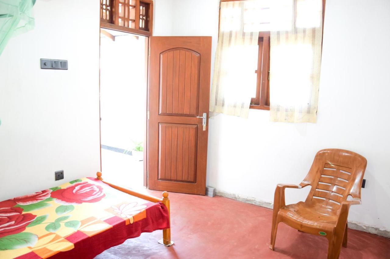 Tharaka Homestay Велігама Екстер'єр фото