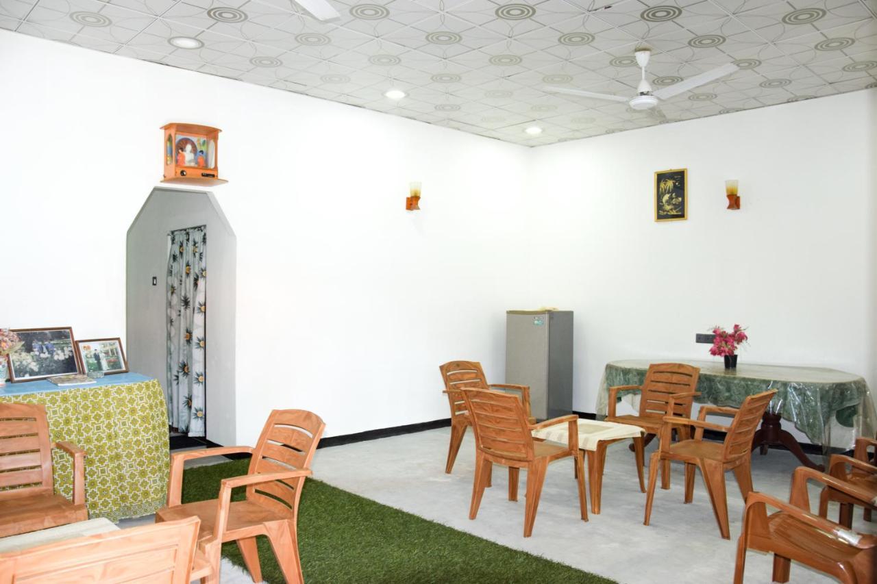 Tharaka Homestay Велігама Екстер'єр фото